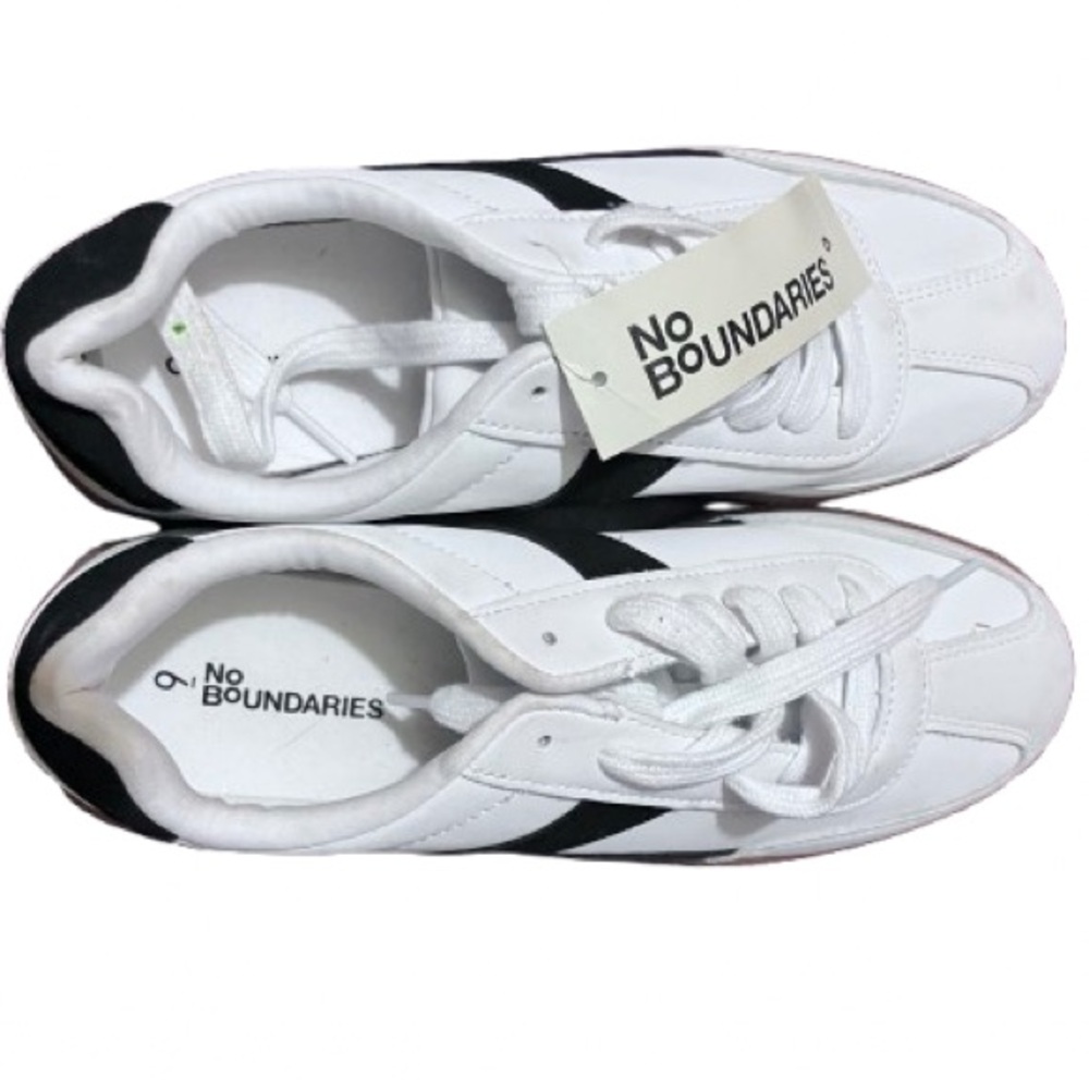 No Boundaries White and Black Sneakers SIZE 8